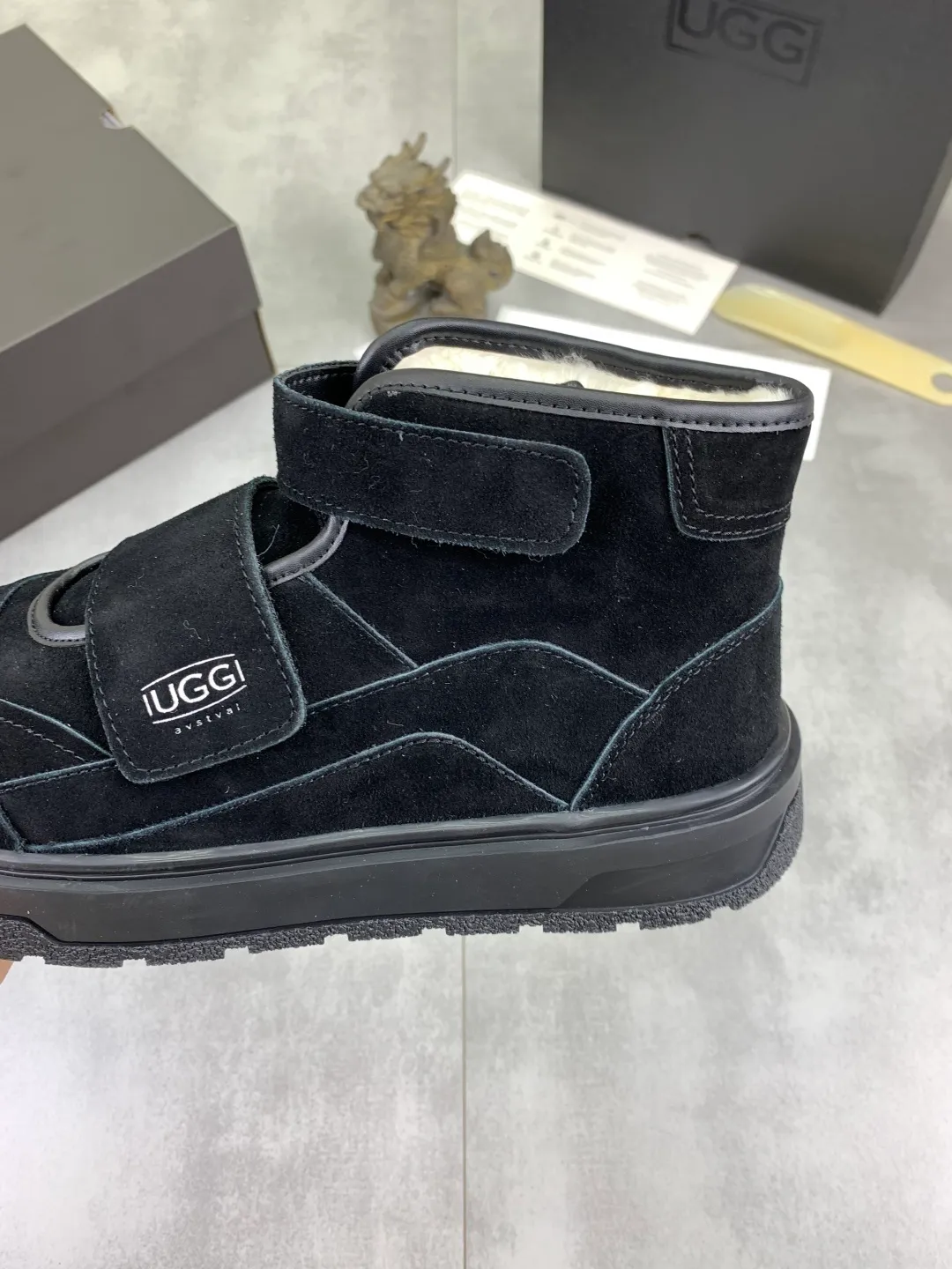 Men's shoes 💰P580 New arrival 🆕🆕🆕 26 New IUGGI Velcro men's shoes Fashionable and casual Velcro men's shoes. First layer suede cowhide + lining wool Rubber outsole Lightweight and non-slip Size: 39-44 Color: three colors